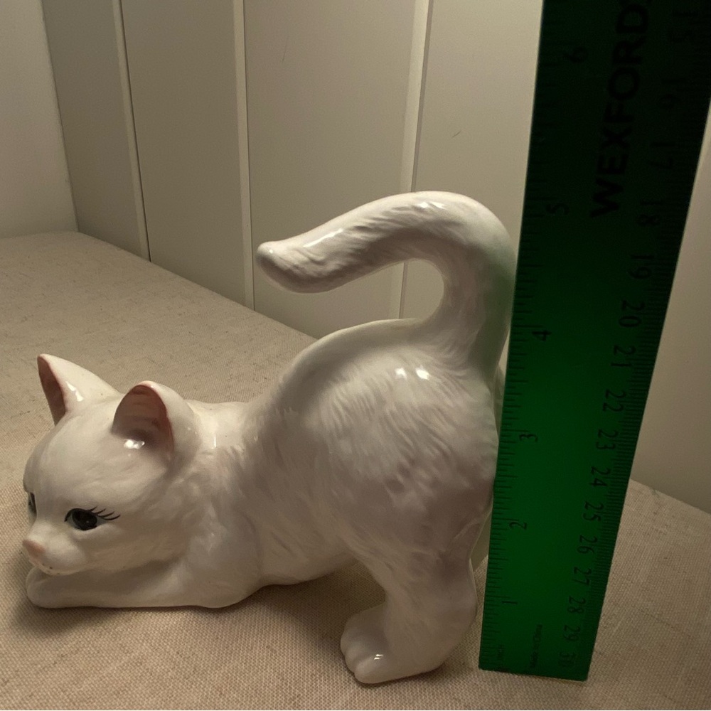 Vintage white cat ceramic long haired kitty blue eyes playful cat crouching - Picture 5 of 16